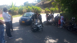 Accidente en vía Neira - Aranzazu: Dos motos y un automóvil involucrados 