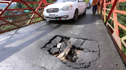 Agujero en el Puente Olivares (Manizales) obliga a la Alcaldía a intervenirlo y a cerrarlo