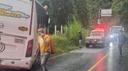 Bus estuvo cerca de rodar por abismo al esquivar un cable