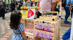 Los estudiantes exhibieron sus productos en el parque del municipio