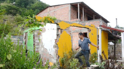 Viven a los pies de una montaña que tumba sus casas: piden reubicación urgente