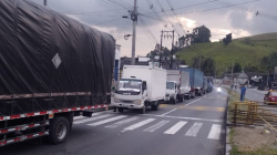 Bloqueo total a vehículos de carga, definen camioneros en Manizales