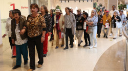 Abuelos abandonados reaccionan al visitar un centro comercial en Manizales por primera vez