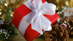 Done regalos en Navidad para niños del barrio Solferino de Manizales