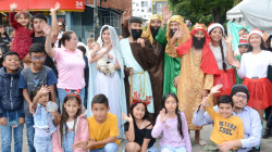 San José y la Virgen María caminan por Manizales: postales del pesebre en vivo de jóvenes