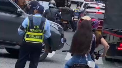Manizales: parrillera de moto transitaba sin casco, a un metro del agente de tránsito