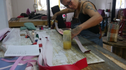 Con bolsos de zuncho transforman las vidas de trabajadoras de bares en población del Eje Cafetero