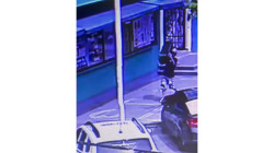 En video quedó el robo de una cabina de sonido en pleno centro comercial