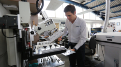 Manizales: una empresa ensambla el futuro y muestra la grandeza de lo microscópico, pulso invisible con Asia