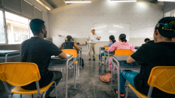 Cobros de $100 mil por títulos "honoris causa" alertan a comunidad educativa: El Ministerio dice que es legal