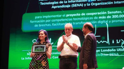 Firman convenio histórico para otorgar 230 mil becas gratuitas para formación digital
