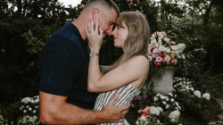 Taylor Swift anuncia su compromiso con Travis Kelce: Detalles del diseño del anillo