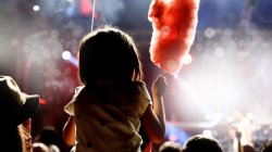 Riesgos para bebés y niños en conciertos: altos niveles de ruido pueden ocasionar daños irreversibles