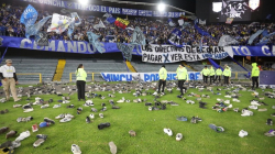 Millonarios: hinchas protestan con una lluvia de zapatos en El Campín y el técnico David González es despedido