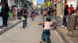 Llegan 40 bicicletas para promover el deporte: hubo chiquivía por las calles del municipio