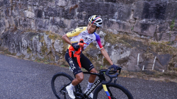 Egan Bernal se estrena en la Vuelta a España y gana la decimosexta etapa, neutralizada a 8 km de meta