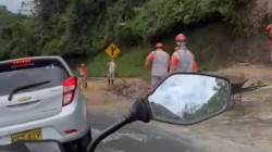 Derrumbe colapsa la movilidad en la vía Manizales-Pereira: hay paso restringido