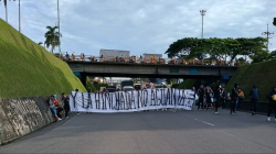 Hinchas del Pereira generan caos vial: se toman rutas de la ciudad para protestar por la crisis del equipo