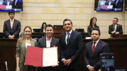 El cantante de música popular Jhonny Rivera recibe Orden del Congreso en el grado de Gran Caballero