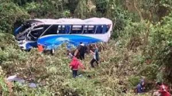 Bus cayó a un abismo en viaje entre dos departamentos de Colombia: un muerto y 15 heridos