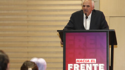 Expresidente colombiano Samper critica a Trump por dar "trato de criminales" a migrantes