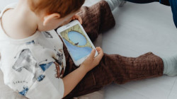 Alerta: el tiempo frente a pantallas afecta el desarrollo cerebral en niños menores de dos años