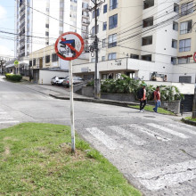 En este sector de la calle 50 piden mejorar la señalización para controlar el exceso de velocidad.