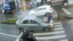 Video captó momento en que una mujer es arrollada por un carro en Manizales 