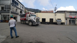 Vía Manizales-Bogotá: la curva de 90 grados que congela un tramo, hay pare y siga cuando pasan tractomulas