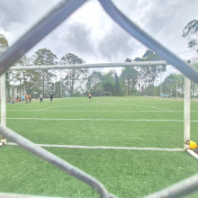 La cancha de fútbol es uno de los puntos que necesita atención debido a que los arcos no tienen las mallas y al sintético no se le ha hecho el trabajo con el caucho.