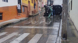 Manizales: en medio de aguacero, camioneta se volcó y hubo heridos; reportan quebrada desbordada e inundación