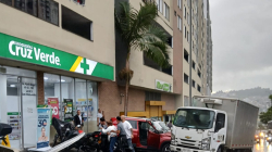 Se salvó de milagro: testigo relata el momento de la caída de un carro en parqueadero de Manizales