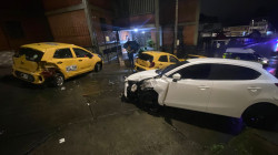 Carro particular chocó con tres taxis en barrio de Manizales y sorprendieron al conductor con paquete de tusi