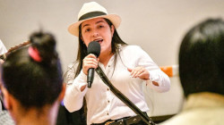 Rima e improvisa en el mundo de la trova, es mujer y con su verso puso a Caldas en el escenario internacional