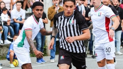Once Caldas se fue para un barrio de Manizales, compartió con los hinchas y presentó su nuevo uniforme