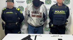 Un hombre se robó un celular cerca de un supermercado con una pistola de balineras: lo capturaron