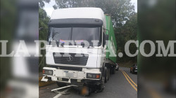 Dos accidentes de motocicleta en Caldas: uno terminó bajo un camión y otro en una cuneta