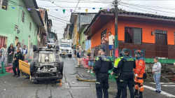 Taxi se volcó en Manizales y su conductor desapareció