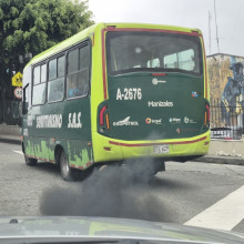 Este es el colectivo de Serviturismo a su paso por el sector de Fundadores, en Manizales, en donde se evidencia la contaminación al medioambiente. 