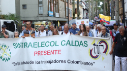 Cientos de personas marchan en Manizales en defensa del salario mínimo: hay cierres de vías