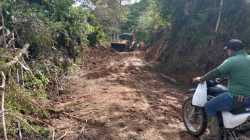 Entre vecinos, docentes y transportadores luchan contra la naturaleza para que los alumnos lleguen a clases