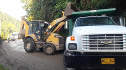 Paso restringido en la vía: avanzan las labores de remoción tras deslizamiento entre dos municipios de Caldas