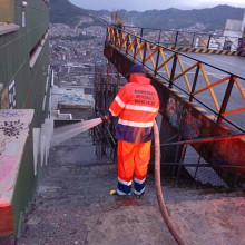 Limpian unas escalas sucias en la Santander