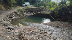Vía Caldas-Antioquia: el río arrasó un puente en una carretera rural, tiene cuatro puntos en estado crítico