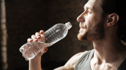 Los riesgos ocultos de sueros y bebidas para deportistas, cuando beber agua es mejor: todo lo que debe saber