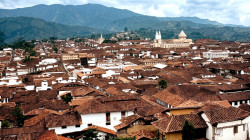 Manizales: el incendio que hace un siglo borró la primera Catedral, en imágenes en color y restauradas