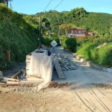 Una placa huella de 940 llevan un año sin pagarla al contratista