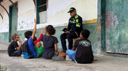 Juan Sebastián, sus amigos y el Poli protagonizan la historia de lectura en los andenes