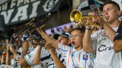 5 buses y 200 hinchas: Holocausto Norte, la barra del Once Caldas, prepara un carnaval en Bucaramanga