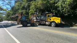 Ojo, está vía del Eje Cafetero tiene paso controlado por trabajos en dos sectores: demuelen rocas y limpian